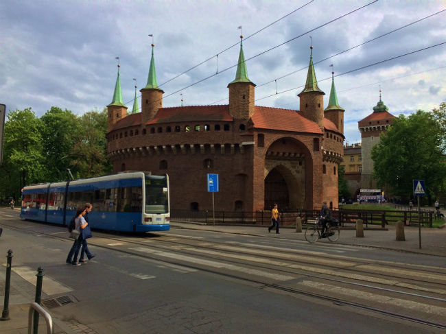 現在は取り壊されて緑地になっているが、クラクフの旧市街は昔は城壁でぐるりと囲まれていた。その中に入るための門がフロリアンスカ門なのだが、この門を守っていたのものがバルバカン。 <br />