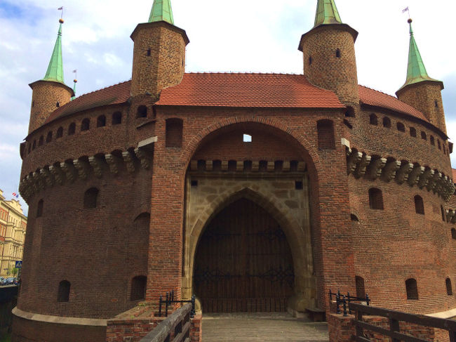 バルバカンは現在ではヨーロッパに3ヶ所しか残っておらず貴重な物だそうだ。 <br /><br />実際に近づいてみると、「もう、これだけでお城なんぢゃないの？」と思ってしまう程立派な物だった。 <br />