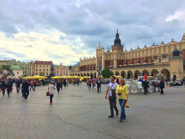 中央市場広場はだだっ広い広場で、噴水があったりカフェがあったりして、市民が思い思いの過ごし方でのんびり過ごしている感じがあっていい。結構人が多く観光客もいっぱいなのだが、窮屈な感じはしない。 <br />