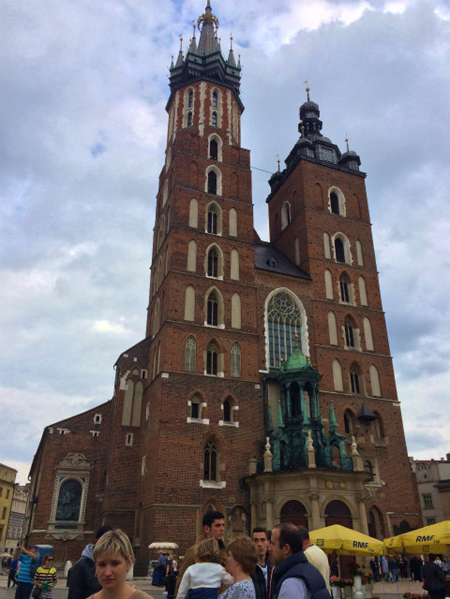 中央市場広場の東側にひときわ目立つ建物が建っている。これが聖マリア教会。自分は中に入らなかったが、おそらく地元の人と思われる人がひっきりなしに出たり入ったりしていたので、現在でも教会としての存在感が大きいんぢゃないか？と思われる。 <br />