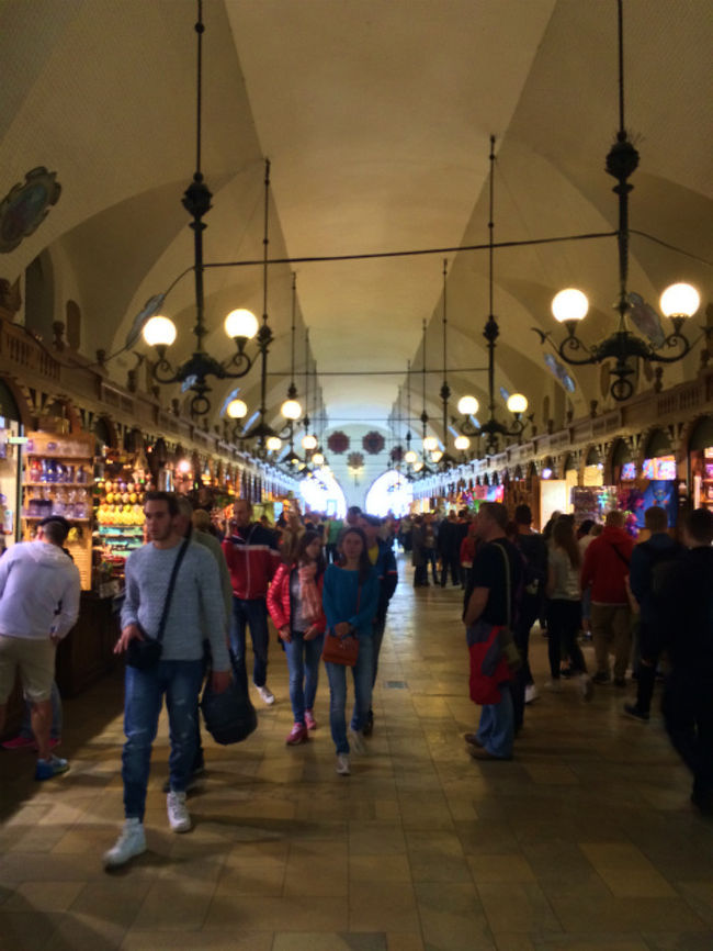 織物会館の1階は現在はお土産屋が並んでいるので入ってみた。観光地にはよくあるお土産市場的な感じで、特に目立って珍しい物とかがあるわけではないのだが、東南アジアや南米とかにあるお土産市場みたいなガッツいた感じの必死さは無くてゆっくりと見られるところがいい。 <br />