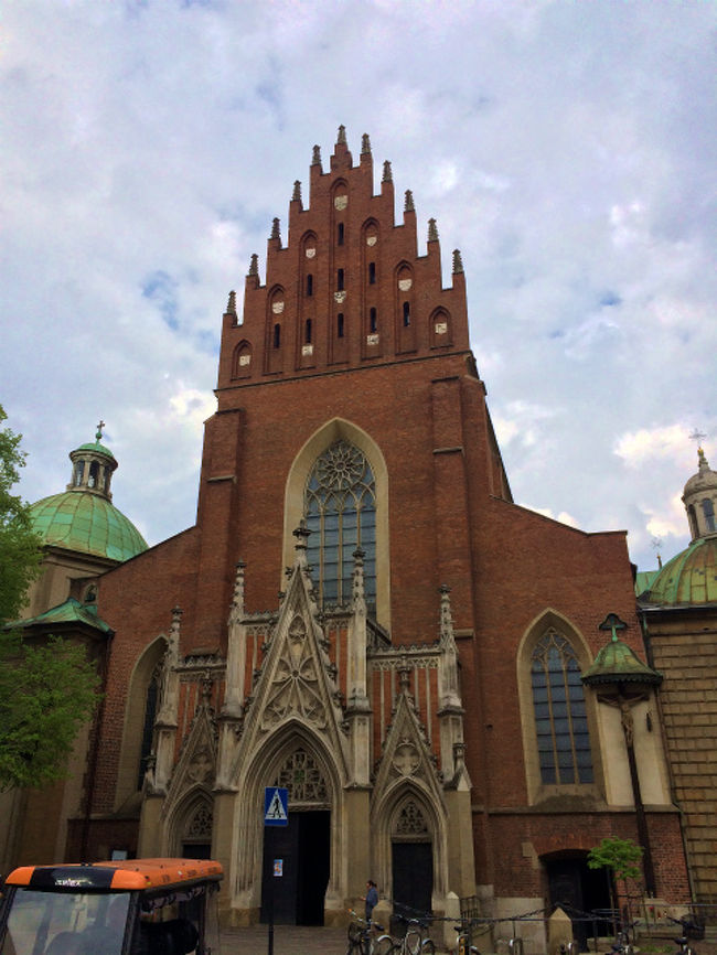 ドミニカン教会は上部のトゲトゲっぽい感じが印象的な建物。レンガ色がとても綺麗な建物だった。 <br />