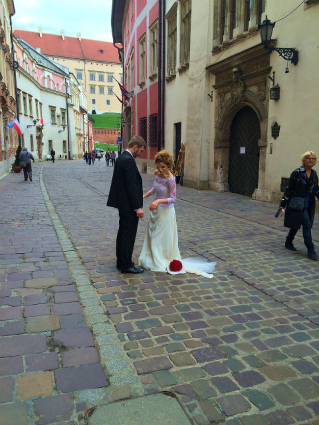 近道をしようと裏道的な所を歩いて行くと、ウエディングドレス姿の女性が・・・。 <br />