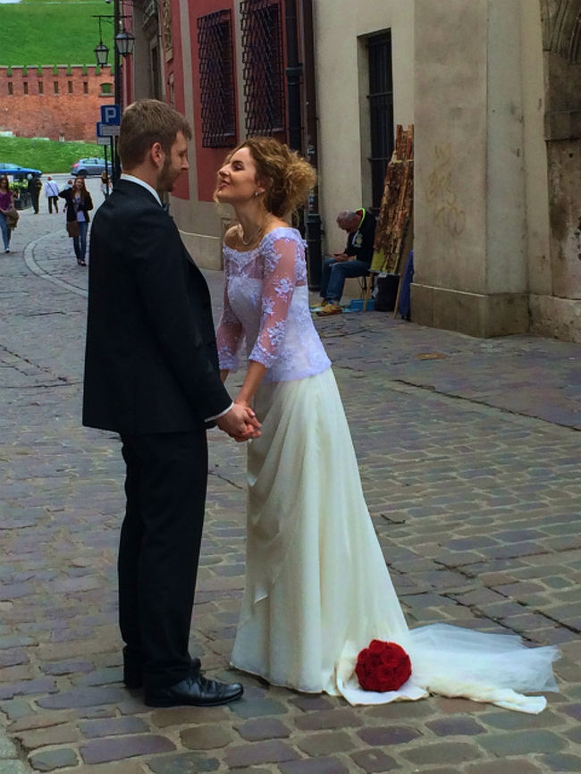 どうやら結婚式の写真を撮っているようだった。パムッカレやマカオでもであったのだが、こうやって有名観光地で記念写真だけ撮るってのは世界中どこでもあるんだなぁ〜と思う。日本人だったら、日本人というのを活かして、白無垢で京都の街とかで記念撮影してもいいんぢゃないか？と思ったりする。 <br /><br />それにしてもラブラブですなぁ〜。 <br />