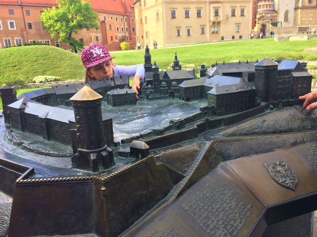 ヴァヴェル城の敷地内には、こんな感じでヴァヴェル城内を案内する銅製の模型が置かれていた。ベルリンにもこういった模型があったのだが、日本では単なる地図案内を掲示する場合がほとんどだが、ヨーロッパではこんな感じで立体的に表現するのが文化なのだろうか？ <br /><br />普通、こうゆう時に大人はあまりベタベタとさらわないが、ちょうど居た子供がいじくりまくっていたのが印象的だった。 <br />