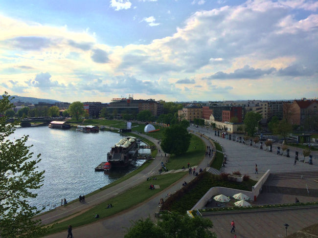 ヴァヴェル城の南側には川が流れていて、川沿いではのんびりした時間を過ごす人たちなんかがいてとてもいい感じだった。 <br />