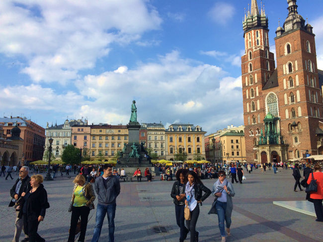 クラクフの街は今回の旅ではあまり主な目的ではなく、ヴィエリチカやアウシュビッツの拠点だけのつもりだったが、ポーランドでは日本で言う京都のような古都のような街だそうだ。それは戦争で襲撃を喰らわなかったという過去があるのだが、いろいろな歴史等を事前勉強して歩けば、もっと楽しめる街なんぢゃないか？とも感じた。 <br /><br />そんなこんなで11日目は終了。明日はアウシュビッツに向かうこととする。 <br /><br /><br />ここまでとこの先のボスニア・ヘルツェゴビナ旅<br /><br />Day1･2 サラエボって本当はどんなとこなんだろう？<br />http://4travel.jp/travelogue/11016564<br /><br />Day3 国を二つに分ける境界って何？<br />http://4travel.jp/travelogue/11018119<br /><br />Day4 自作 vs 本場のサバサンド 勝つのはどっち？！inトルコ<br />http://4travel.jp/travelogue/11020834<br /><br />Day5･6 パムッカレは日帰りで十分だったぁ？<br />http://4travel.jp/travelogue/11021171<br /><br />Day7 イスラエルの「黄金のドーム」がこんなところに！？<br />http://4travel.jp/travelogue/11023924<br /><br />Day8 世界で一番美味いケバブはベルリンにあったぁ！？<br />http://4travel.jp/travelogue/11027998<br /><br />Day9 あの騒乱があったウクライナの独立広場は今！？<br />http://4travel.jp/travelogue/11030515<br /><br />Day10 ローカルバスで世界遺産へ行こう！<br />http://4travel.jp/travelogue/11032588<br /><br />Day11 ヴィエリチカ岩塩抗ってどうやって行くの？<br />http://4travel.jp/travelogue/11034991<br /><br />Day12 アウシュビッツで思うドイツ人と日本人の違いとは…?<br />http://4travel.jp/travelogue/11037054<br /><br />Day13 最大の見どころワルシャワ旧市街は工事中だったぁ？<br />http://4travel.jp/travelogue/11044437