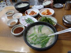 やっと、韓国らしい、釜山らしい食事ができます。
今日のお昼は釜山名物「デジクッパ」

6000ウォンに値上がりしてました。。。
以前はご飯が既にスープの中に入っている状態だったのですが、
別々に出てきました。
これは「タロクッパ」
すべてこの状態になったみたいです。
この方が量を調節できていいのですが…
これは以前よりメニューにあり、6000ウォンだったので
正確に言えば値上がりではないかも。
