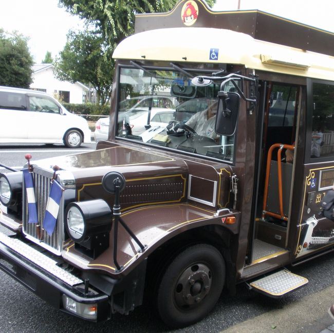 座席数は２０席ほどの、レトロな外観のバスです。