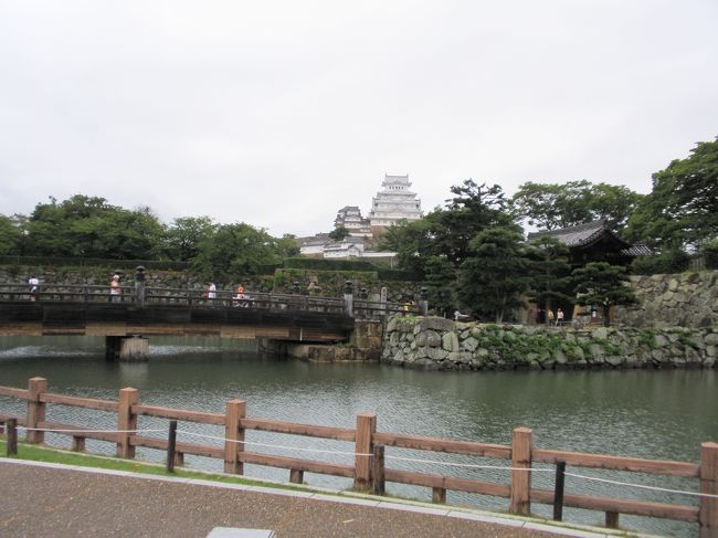 お堀の外からの姫路城です。