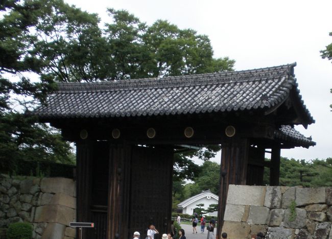 大手門<br /><br />（昭和１３年に完成したもので、位置や大きさは、江戸時代のものとは全く異なっています。）