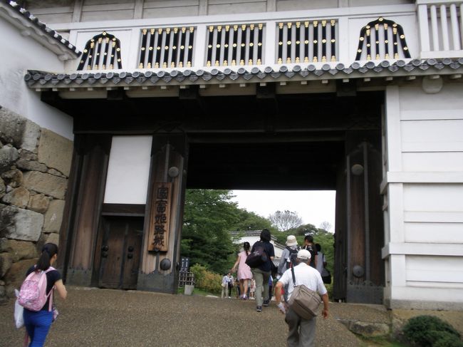 菱の門<br /><br />(表玄関にふさわしく格調高い櫓門。<br /><br />　正面の冠木に名前の由来となっている木製の「花菱」が飾られています。)<br />