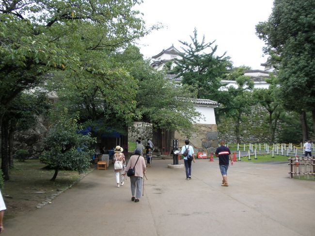 歩き続けました。<br /><br />が、天守閣を前に、８６歳と８４歳はギブアップしました。