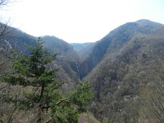 『澗満滝』は、長野県内では２番目の落差（107m）を誇ります。
ちなみに、長野県で最も落差が大きい滝は落差180ｍの「八滝」ですが、八滝は段瀑なので直瀑としては澗満滝が長野県内でトップです。
全国的に見ても、落差107ｍは第23位にあたります。