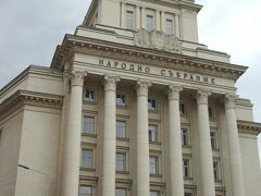 旧共産党本部です。
いかにもソ連の影響を受けた東欧の建物というイメージそのものです。