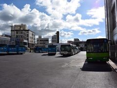 徒歩５〜６分で到着したバスターミナルから空港へ向かいます。