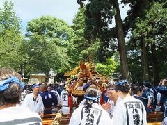 水かけ神輿のお祭りが、昼過ぎに中尊寺にやってくるタイミングだった。『かんざん停』から子供は友人を誘って「見てくる?」と、出て行ってしまった。日本人の大人たちは、食事が来るのを待ちながら留守番だ。

ま、せっかく日本に来ているんだから、いいけどね。案の定、戻ってきた彼は上機嫌だ。「エキサイティングだ♪　楽しい♪　で、どうして水をかけるんだ？」
その場では、よく知らないけど農業国だから水をコントロールする必要があったんじゃないか、とか、夏の神輿担ぎに水をかけて熱気を覚ますのが、エスカレートしたんじゃないか、とか、いやいや聖水みたいなもんだ、とか、適当なことを言ったけど……
ごめんなさい。まだ調べてません。

写真は娘から貰った。水かけ風景は動画のみだったが、これもよく見ると、担ぎ手の人たちの頭から水が滴っている。
