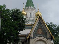聖ニコラエ教会。ロシア正教会です。
金ぴかの玉ねぎが目を引きます。
１９４１年建設で、シプカ僧院（１９０２年）と同じ頃の新しいロシア正教会ですが、シプカ僧院の方が、より華やかで美しいと思います。