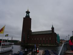 外は軽く雨が降って寒いし暗い。。
まずは見学の予約のために市庁舎に行きました。