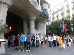 20時頃再びホテルを出て、向かったのはカサ・ミラ（ペドレラ Casa Milà）。
我らは今晩も夜のライブのチケット「サマーナイト」を確保しているのだ。
20時半から入館して館内を簡単に見学、21時から屋上でワンドリンク付きのコンサートがある。

カサミラ（ペドレラ）公式サイト
https://www.lapedrera.com/en/home