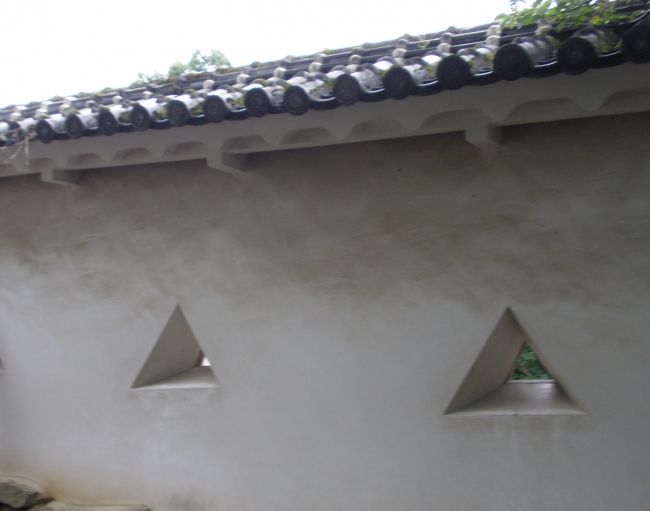 狭間（さま）<br /><br />天守や櫓、土塀の壁面に開けられた、矢や鉄砲を放つための穴。