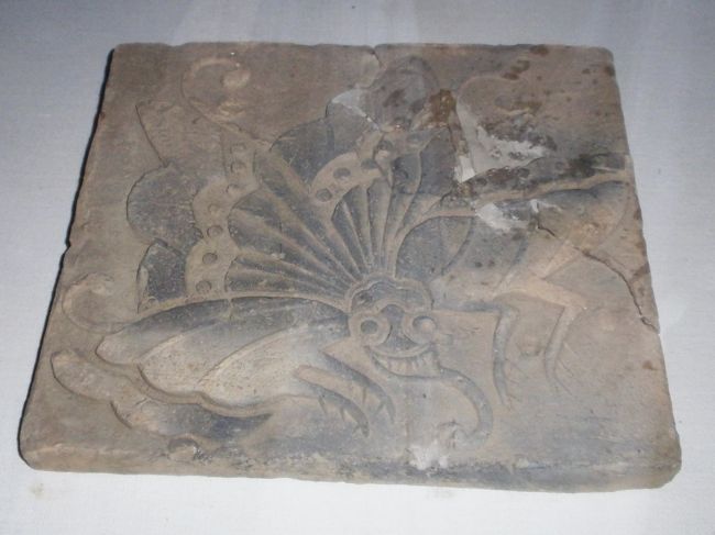 揚羽蝶紋四半瓦<br /><br />（あげはちょうもんしはんがわら）