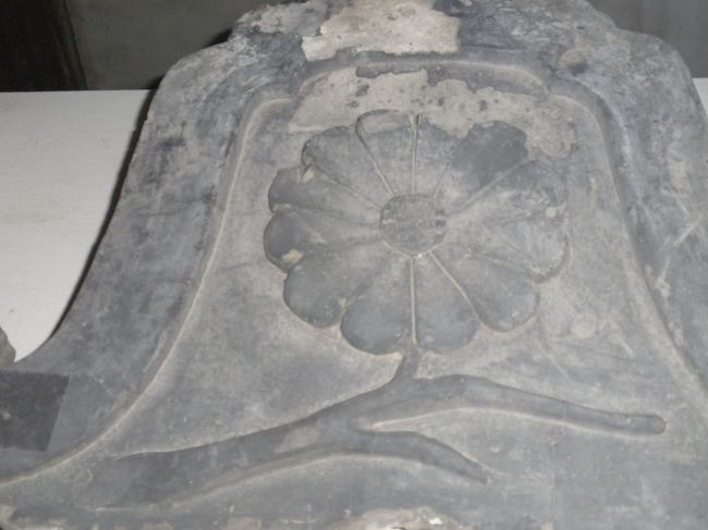 十二菊紋鬼瓦<br /><br />（じゅうにぎくもんおにがわら）