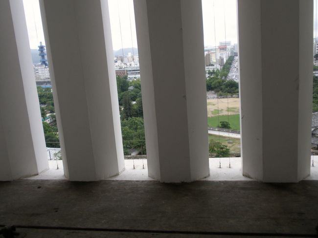 窓<br /><br />（太い格子がはめられた幅半間の格子窓）