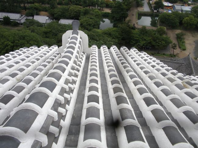 屋根瓦の継ぎ目には、屋根目地と呼ばれる漆喰を使用。<br /><br />別名「白鷺城」と呼ばれる所以なのでしょうか。<br /><br />とてもきれいで、見とれてしまいました。