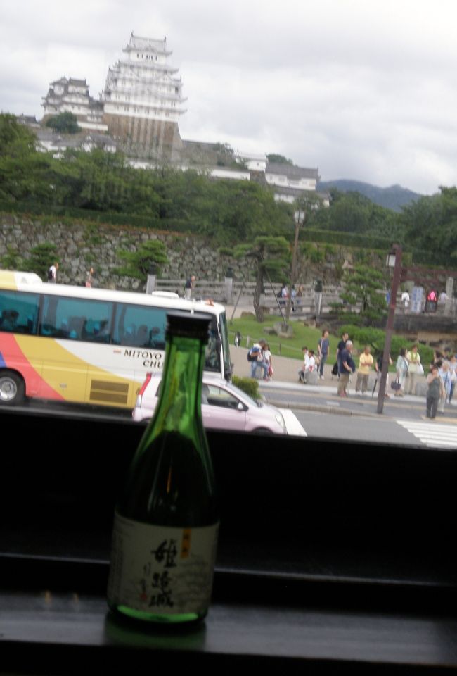 お昼ごはんを食べた、お店の窓からのお城が、<br /><br />また格別でした。<br /><br />(お店に置いてあった空ビンで、お酒は飲んでいません。)<br />