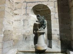 奇妙な像
市庁舎の庭に入って少し休憩しました。
その時にこの獅子のような像がありました。