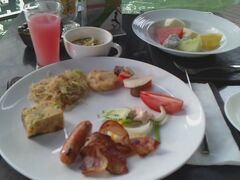 バリ最後の朝食
この後、１１時頃までホテルの部屋でシャワーを浴びてのんびりしていると、足元を黒いものが高速で走って行きました。
またトカゲかと思い恐る恐るベッドの下を見るが何も見えません。
暫くするとベッドの下から飛び出してきました。
ネズミです。
もうバリには来ません。このホテル本当に４星なんでしょうかね。
チェックアウトしてタクシー呼んでもらおうと外へ出ると。
ホテルリムジンの運ちゃんが３人いて150,000IDR(千５百円)と言うのでＮＯ。
車止めのお兄ちゃんにメータタクシー呼んでもらい空港へ。