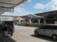 チップはずんで70,000IDR(７百円)
空港からタクシー乗るときも、正規の予約する所より、その辺に止まっているタクシー拾って、ぼったくられた方が安い様な気がします。