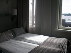 駅から直ぐのﾎﾃﾙ、ｽｶﾝﾃﾞｨｯｸ　ﾋﾞﾎﾟﾙﾃﾞﾝ。
ﾋﾞﾎﾟﾙﾃﾞﾝｼｮｯﾋﾟﾝｸﾞｾﾝﾀｰから行けますが、
入口が分かりにくい。
駅を出た所のすぐ右側にあり、
EGONと言うﾚｽﾄﾗﾝ横にも入口があります。
EGONを目指した方が良い気がします。