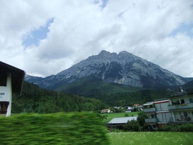 写真はInnsbruckを出発してしばらくして見えてきた山です。<br />（帰国後調べましたが、Serlesでしょうか。）<br />道中、チロルの風景を楽しみました。<br />