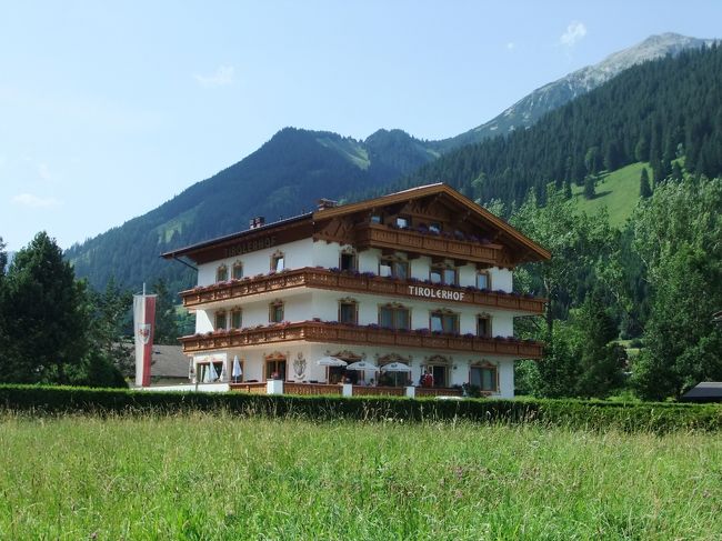 今回7泊お世話になったTirolerhofです。<br />（写真は別の日に撮影したものです。）<br />バス停Lermoos Camping Hofherrから徒歩5分弱です。キャリーバックを持っての移動も問題ありませんでした。<br />バス停からはSonnenspitzeやLermoosの教会がすぐ間近に見え、テンションが上がりました^^<br /><br />Tiroler Zugspitz ArenaではEhrwaldよりLermoosが景色が良さそうなことをコットングラスさんの旅行記で知り決めました。<br />ホテルやペンションが沢山あるのですが、TirolerhofはZugspitzeやSonnenspitzeの景色が楽しめそうなことを宿泊された方のブログで知りました。<br /><br />旅行する半月前の手配だったのですが、メールを送るとすぐ返事が頂け、その感じも良かったです。<br /><br />ペンションのオフィシャルサイト<br />http://www.tirolerhof-lermoos.at/Sommer/index.html