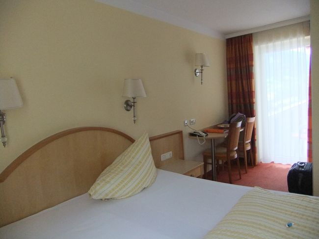 シングルルームもありますが、通されたお部屋はダブルでした。<br />ZugspitzeやSonnenspitzeが見えるお部屋をリクエストしたからかもしれません。<br />（シングルルームの景観がどうなのかはノーチェックです。）