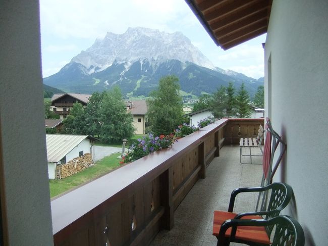 お部屋から直接山々は見えませんが、一歩ベランダに出るとZugspitzeが！<br />このベランダをずっと進むとSonnenspitzeも眺められました。
