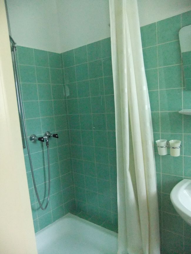 水圧が弱く水量が少なかったのと、バスルームの芳香剤の香りが少し気になったのが唯一残念でした。<br />シャンプー、リンスはありません。<br />お部屋は日本式の3Fでした。