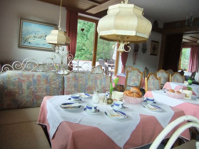 1Fのこちらのお部屋で朝食と夕御飯を頂きました。<br />外には気持ちの良いテラス席があり、ゲストの皆さんは食後のお茶をテラスで楽しまれていました。