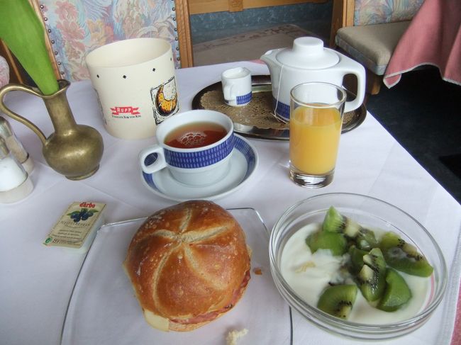 朝食は7:30から。<br />チーズとハムをパンに挟んで頂きました。<br />ボリュームのある朝ごはんで、元気にハイキングに出かけられました。