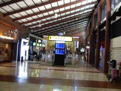 スカルノ・ハッタに到着。
荷物を受け取り、ＧＡのトランスファー・トランジット案内所近くのエスカレータに乗り、右折してここへ。