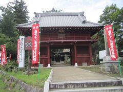 佐竹寺に到着。山門には「ペンキ塗り立て」って貼り紙がされていた