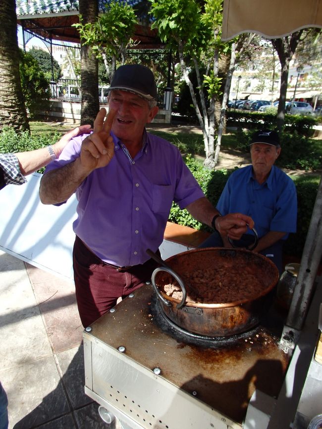 やたらとカメラ慣れしたアーモンド屋のじいさん