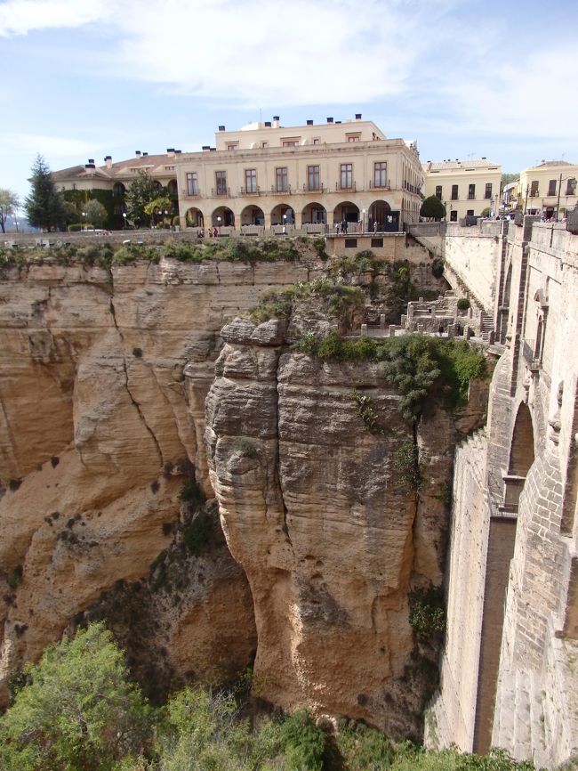 ヌエボ橋を渡ってパラドールを望む