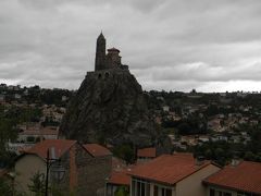 大聖堂は高所にあるのでサン・ミシェル岩山の麓へは下り道になっています。

火山の為せるわざか、ル・ピュイには尖がった奇岩の岩山がポコっと3つあります。
あとの2つは、山頂に幼子イエスを抱く聖母マリア像のあるコルネイユ岩山、幼子イエスを抱く聖ヨセフの像のあるサン・ジョゼフ・ボンネスポワール岩山です。


サン ミシェル岩山の山頂にはサン ミシェル デギュイーユ礼拝堂が建っています。
急な岩山なので「登れるのかい?」と思いますがゆっくり歩いて20分位で楽に登れます。
