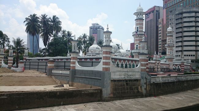 クアラルンプールは、マレーシア語で「泥の混じり合う場所」という意味で、このモスクは、その名前の由来となったクラン川とゴンバック川が合流する場所に立っています。