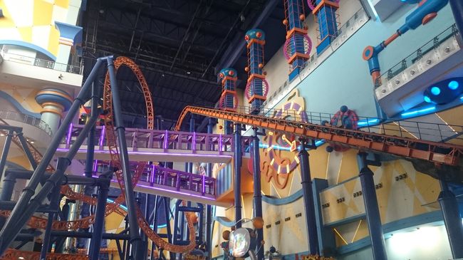 ここには、上の階に室内遊園地があるのです！