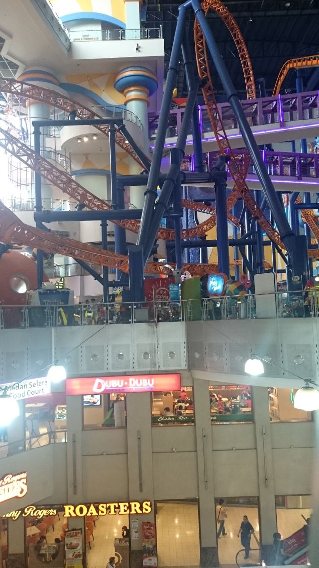 下は、普通のショッピングセンターです。