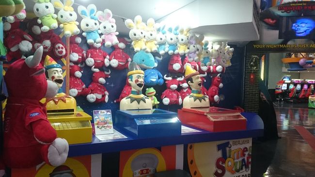 この人形、上下にガクガク動きながら左右に首を振ります。<br />こ、怖い…。